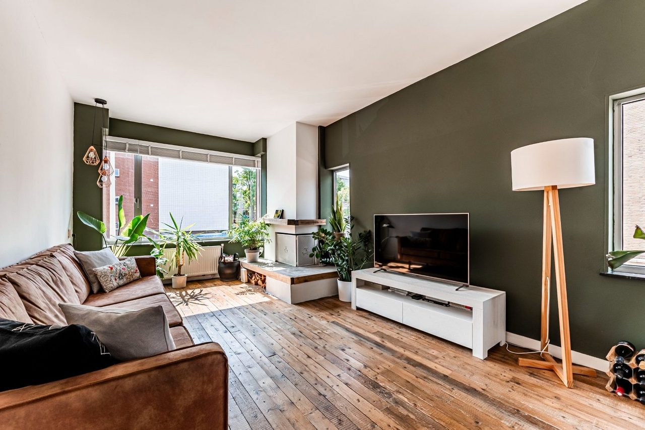 Voor: Een woonkamer, en dezelfde ruimte ingericht als eetkamer