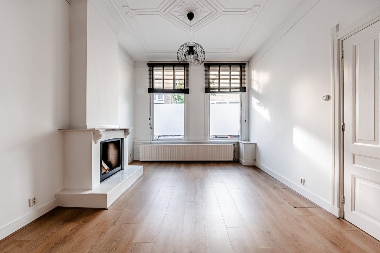 Voor: Een lege eetkamer, en dezelfde eetkamer volledig ingericht