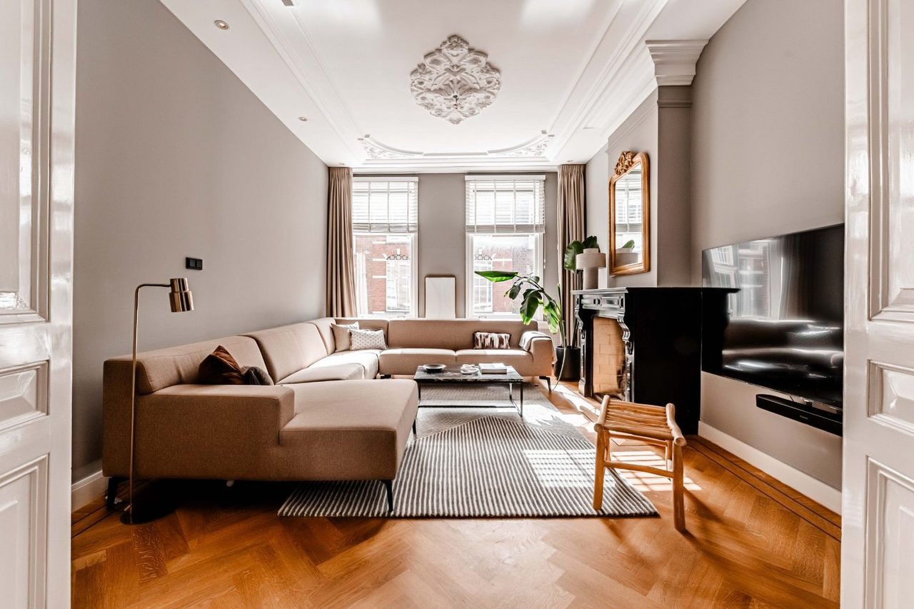 Voor: Een woonkamer, en dezelfde ruimte ingericht als eetkamer