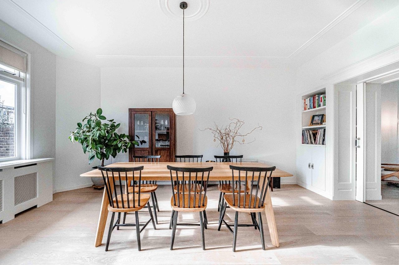 Voor: Een eetkamer, en dezelfde ruimte ingericht als slaapkamer