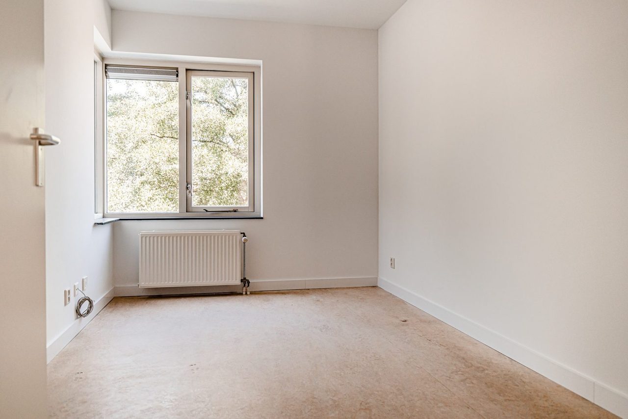 Voor: Een lege slaapkamer, en dezelfde slaapkamer volledig ingericht