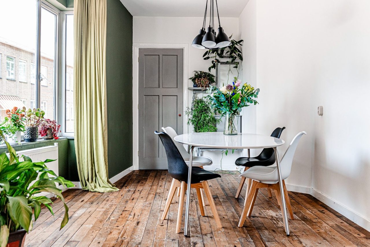 Voor: Een eetkamer, en dezelfde ruimte ingericht als slaapkamer