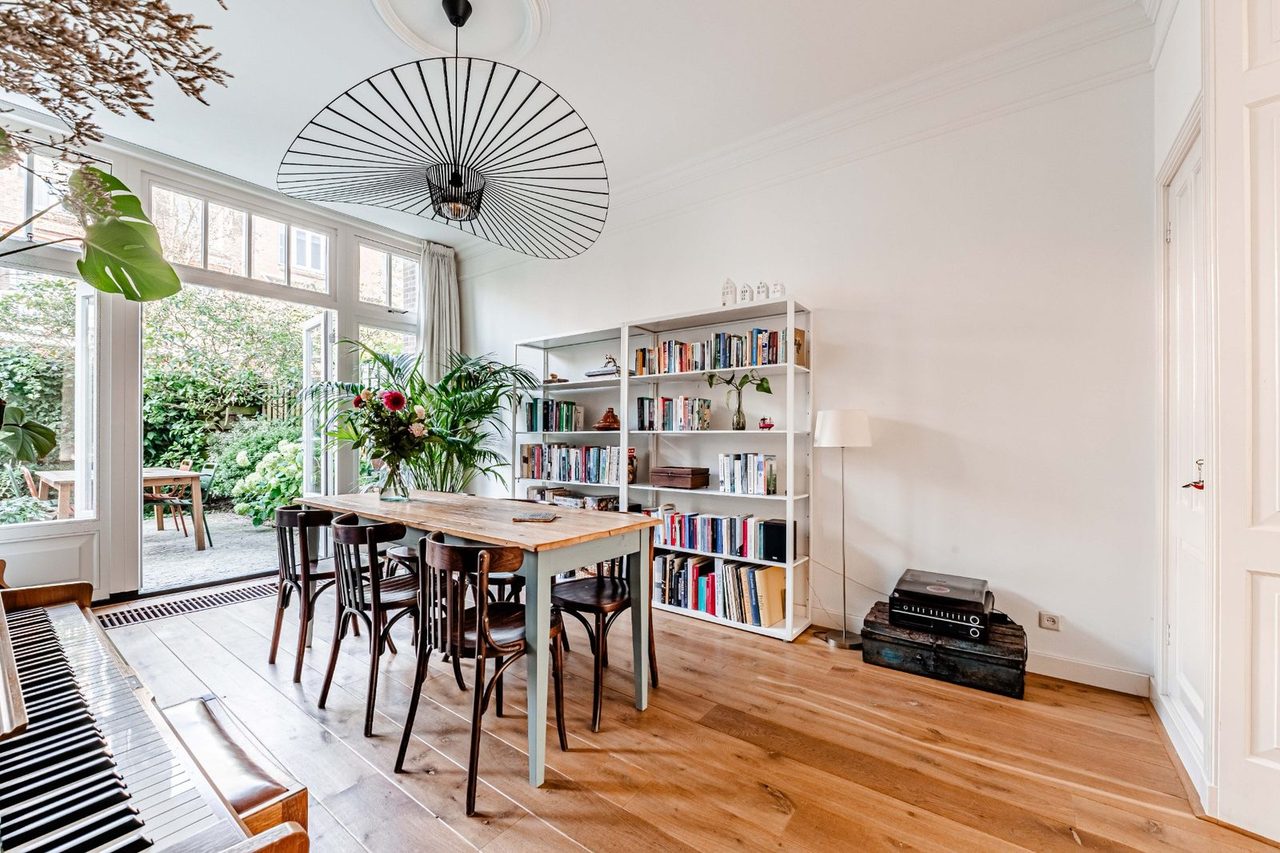 Voor: Een eetkamer met de oorspronkelijke inrichting, en dezelfde eetkamer in een andere stijl