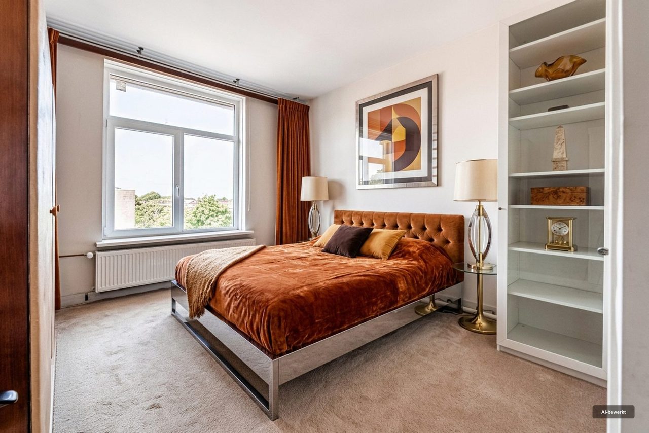 Na: Een slaapkamer met de oorspronkelijke inrichting, en dezelfde slaapkamer in een andere stijl