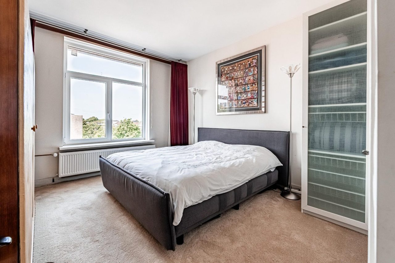 Voor: Een slaapkamer met de oorspronkelijke inrichting, en dezelfde slaapkamer in een andere stijl