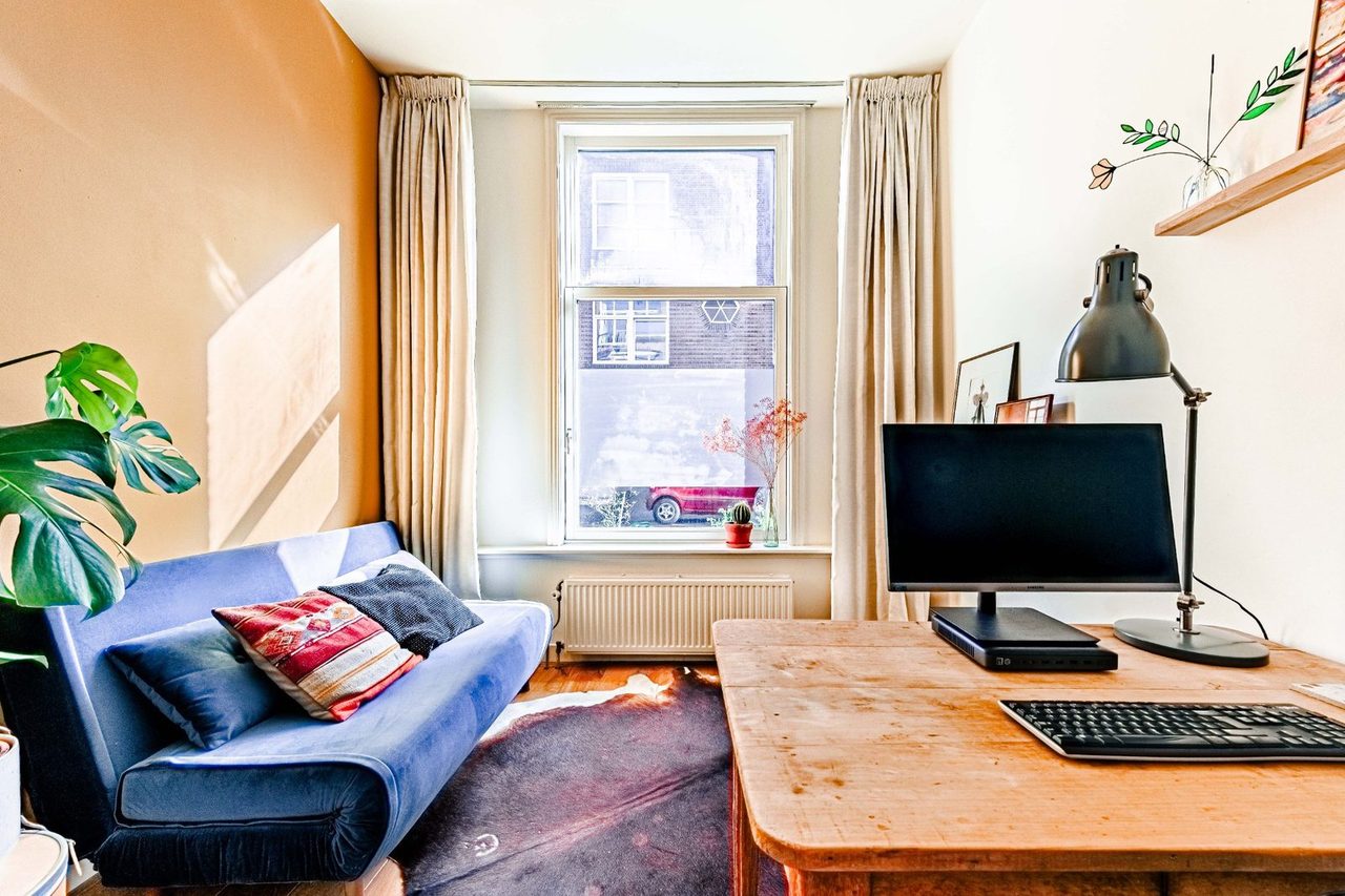 Voor: Een werkkamer met de oorspronkelijke inrichting, en dezelfde werkkamer in een andere stijl