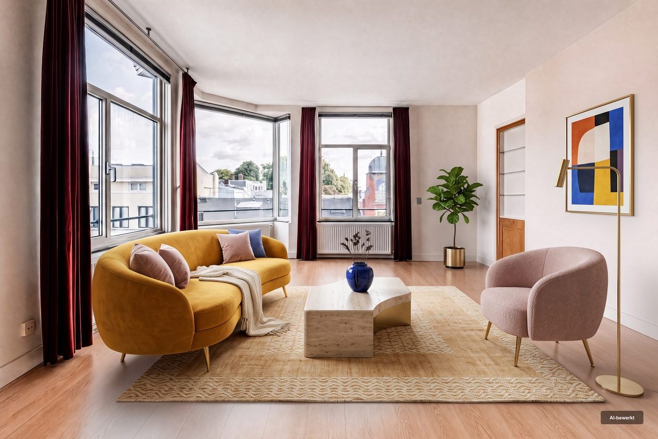 Na: Een woonkamer met de oorspronkelijke inrichting, en dezelfde woonkamer in een andere stijl
