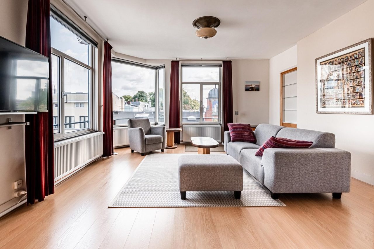 Voor: Een woonkamer met de oorspronkelijke inrichting, en dezelfde woonkamer in een andere stijl