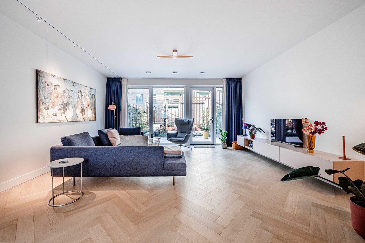Voor: Een woonkamer met de oorspronkelijke inrichting, en dezelfde woonkamer in een andere stijl