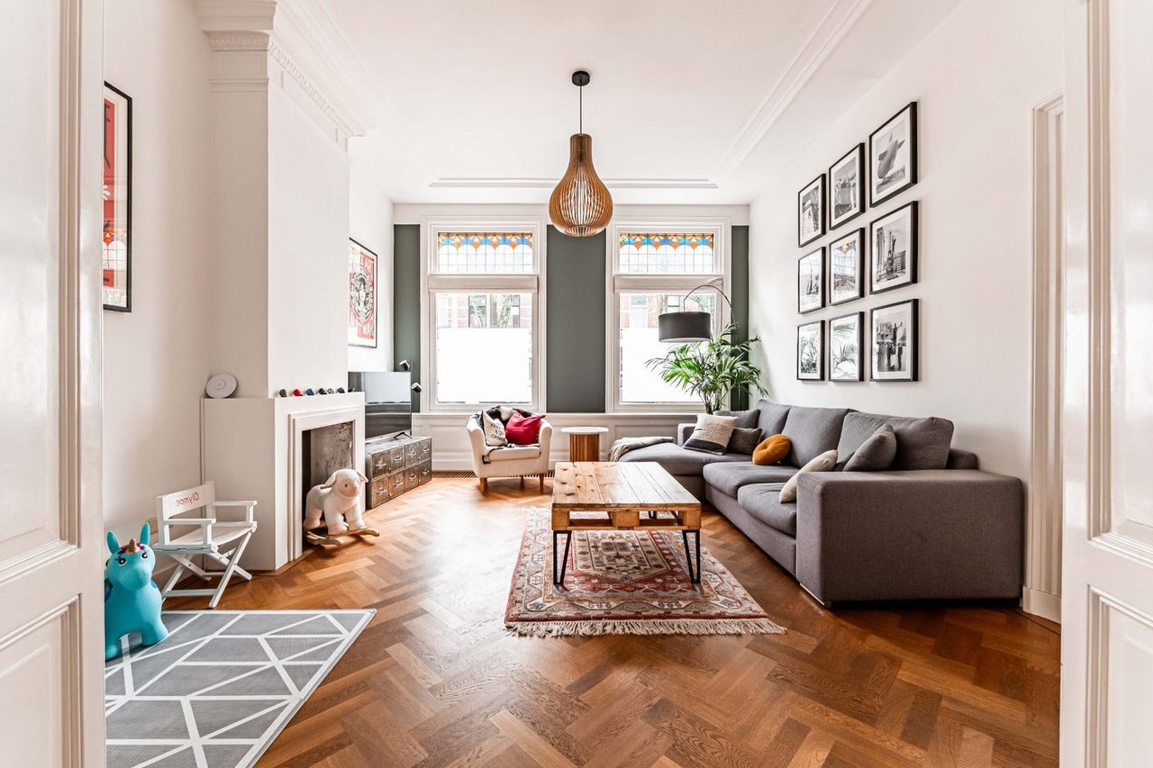 Voor: Een woonkamer met de oorspronkelijke inrichting, en dezelfde woonkamer in een andere stijl