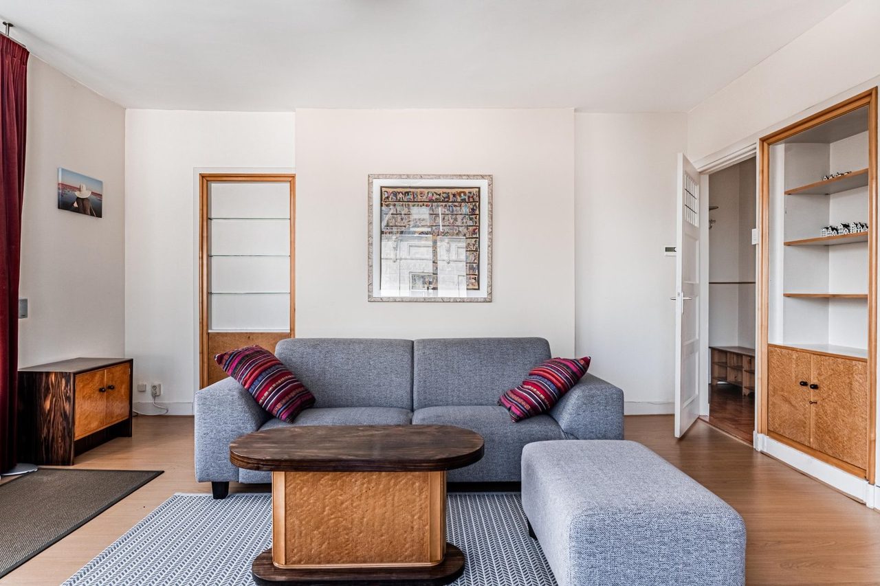 Voor: Een woonkamer met de oorspronkelijke inrichting, en dezelfde woonkamer in een andere stijl