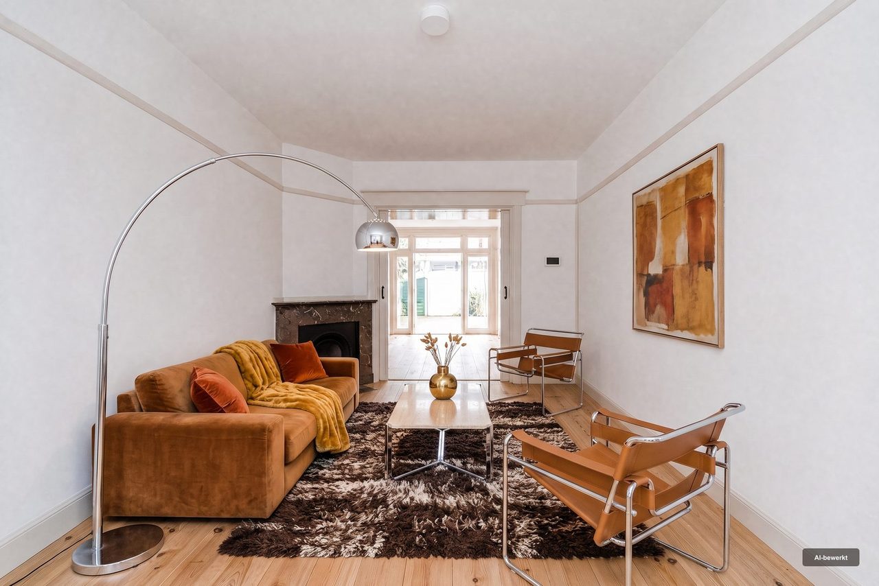 Na: Een woonkamer met de oorspronkelijke inrichting, en dezelfde woonkamer in een andere stijl