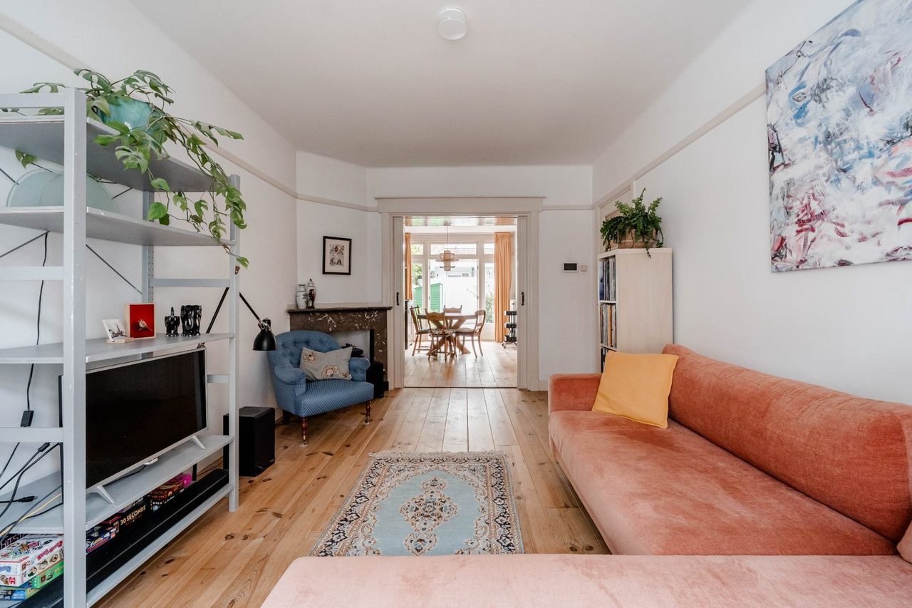 Voor: Een woonkamer met de oorspronkelijke inrichting, en dezelfde woonkamer in een andere stijl