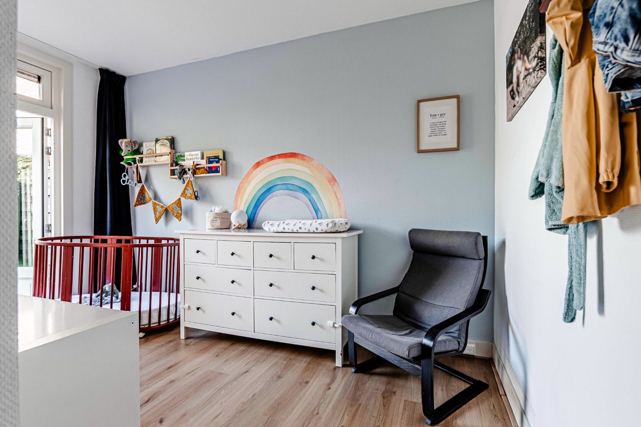 Voor: Een gemeubileerde kinderkamer, en dezelfde kinderkamer leeg na digitale bewerking