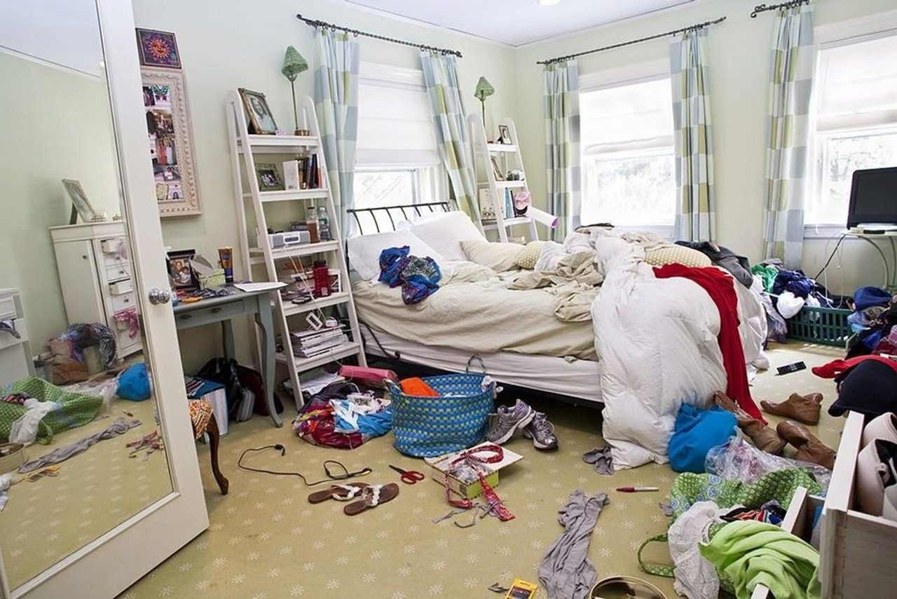 Voor: Een gemeubileerde slaapkamer, en dezelfde slaapkamer leeg na digitale bewerking