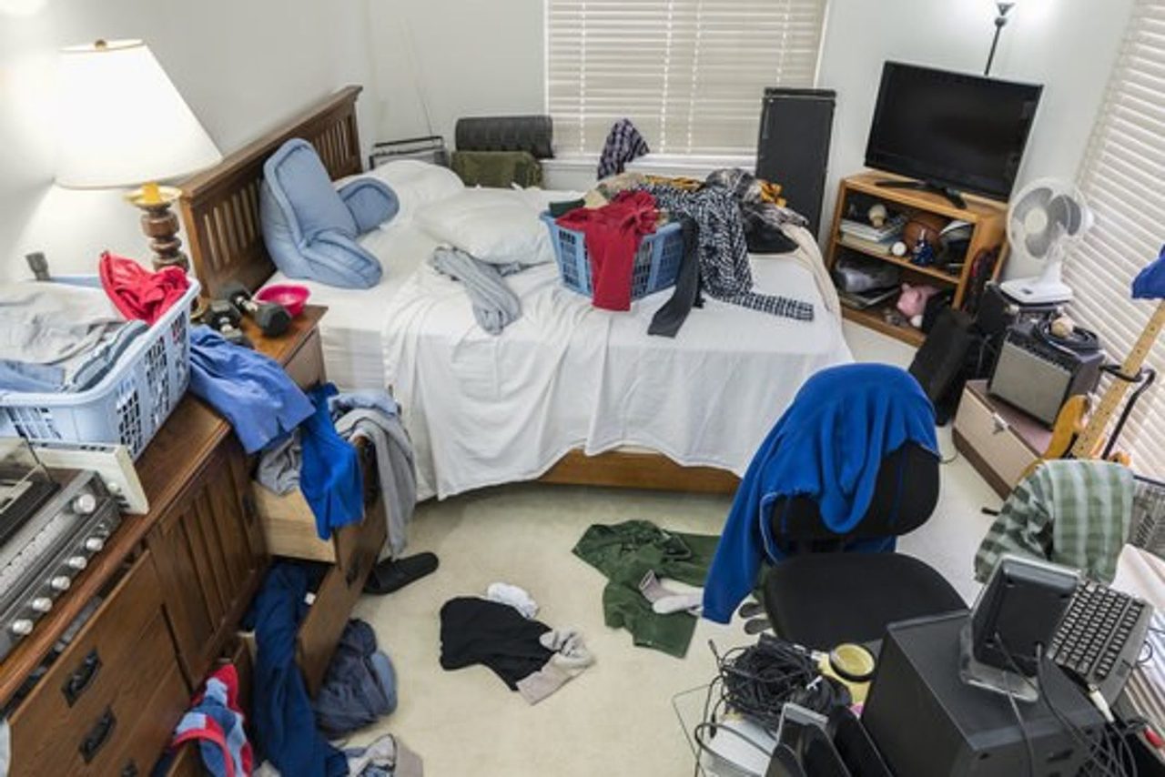 Voor: Een gemeubileerde slaapkamer, en dezelfde slaapkamer leeg na digitale bewerking