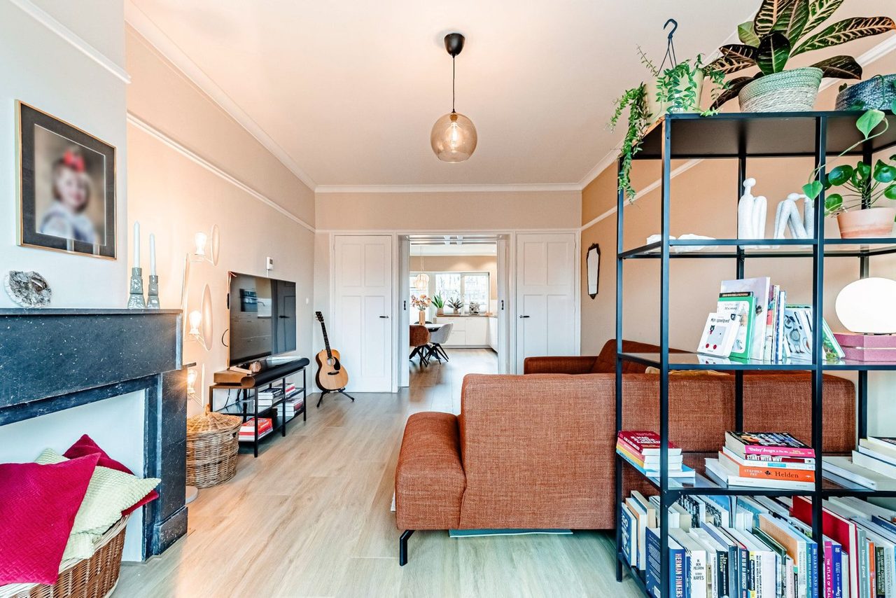 Voor: Een gemeubileerde woonkamer, en dezelfde woonkamer leeg na digitale bewerking
