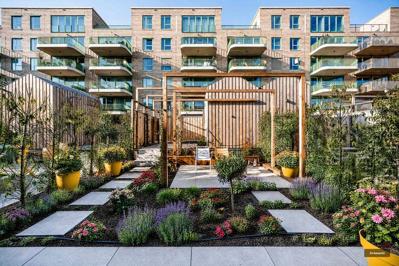 Na: Een tuin met de bestaande beplanting, en dezelfde tuin na het vergroenen