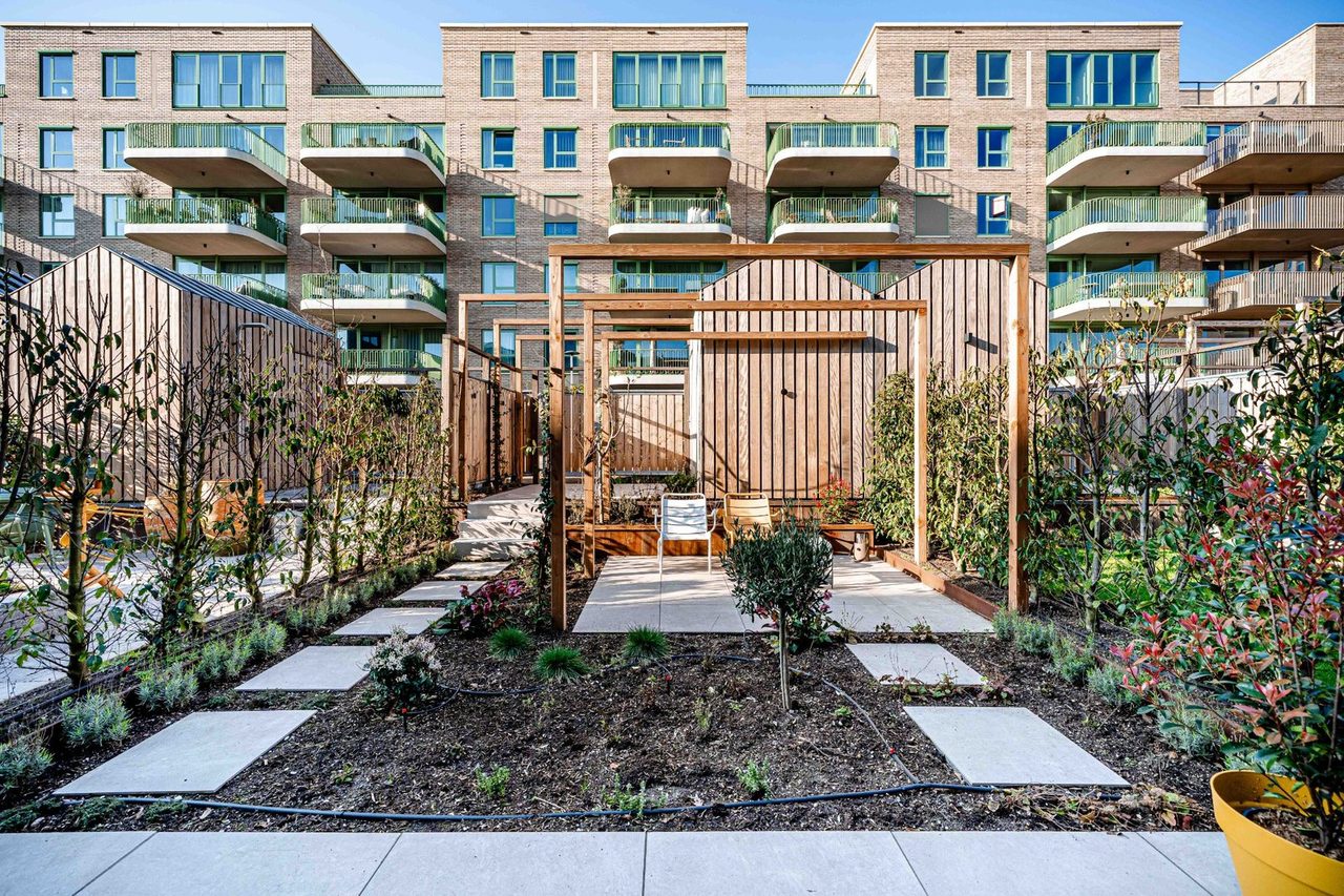 Voor: Een tuin met de bestaande beplanting, en dezelfde tuin na het vergroenen