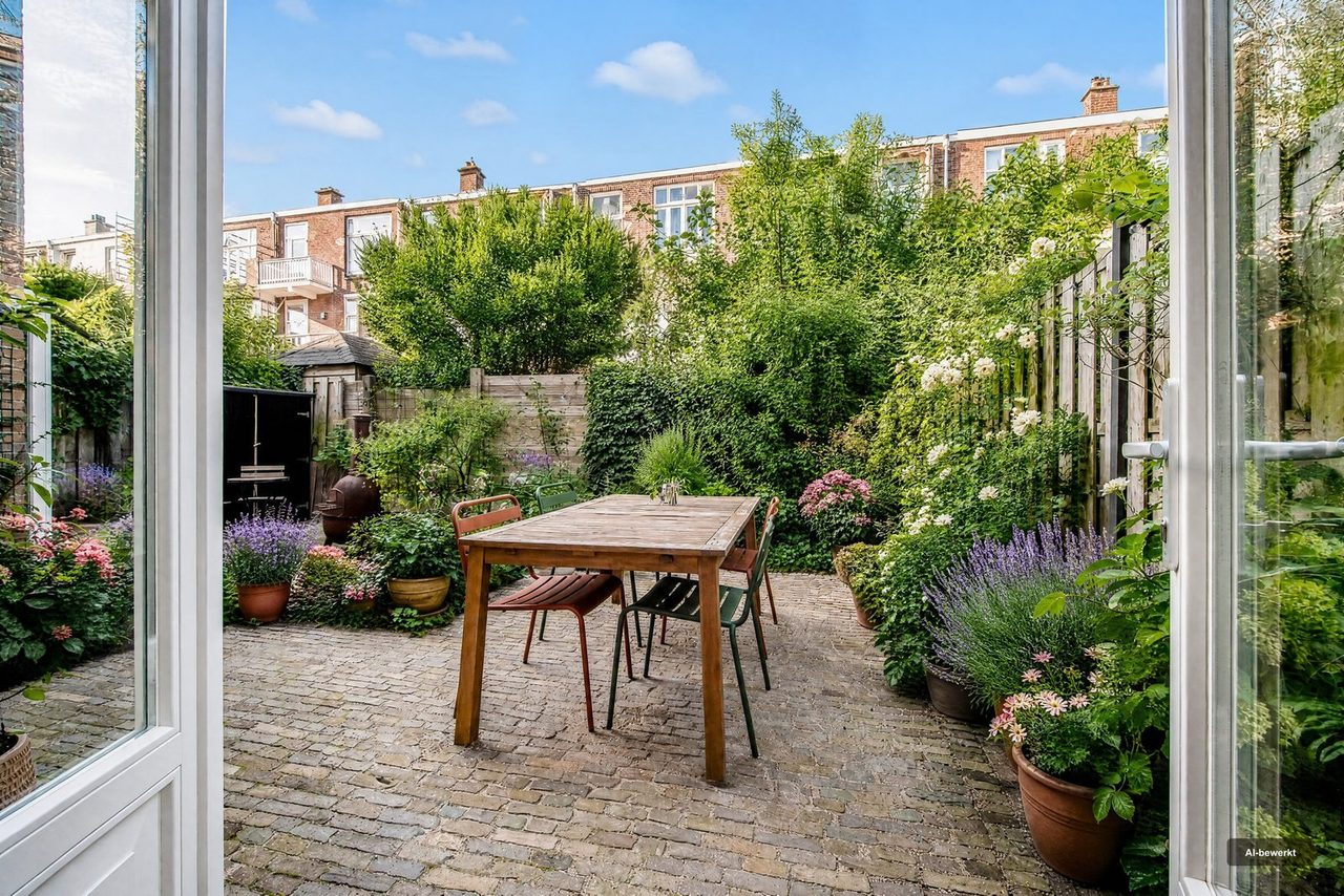 Na: Een tuin met de bestaande beplanting, en dezelfde tuin na het vergroenen