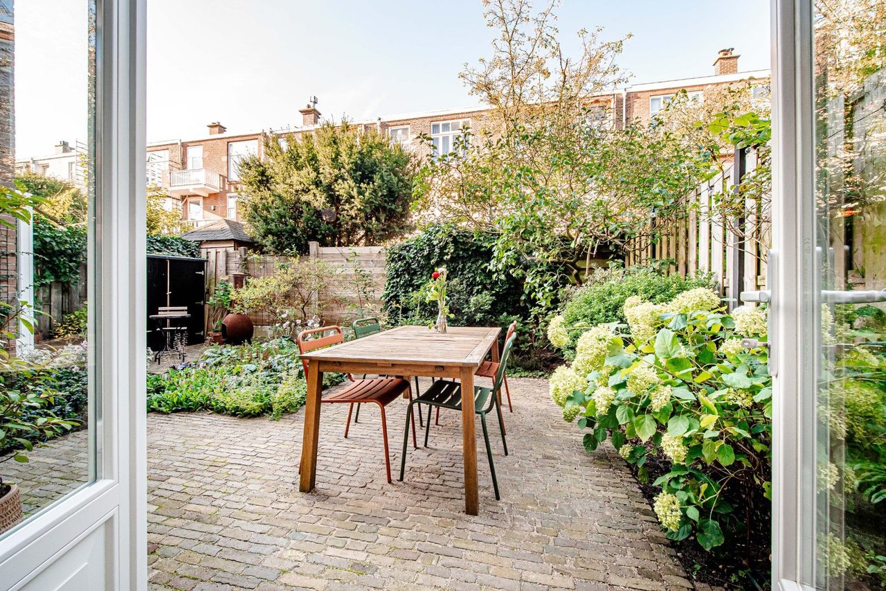 Voor: Een tuin met de bestaande beplanting, en dezelfde tuin na het vergroenen