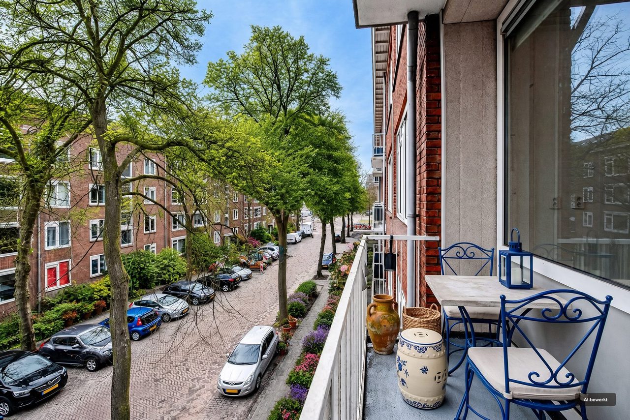 Na: Een balkon zoals gefotografeerd, en hetzelfde balkon met vollere beplanting en tuinmeubilair