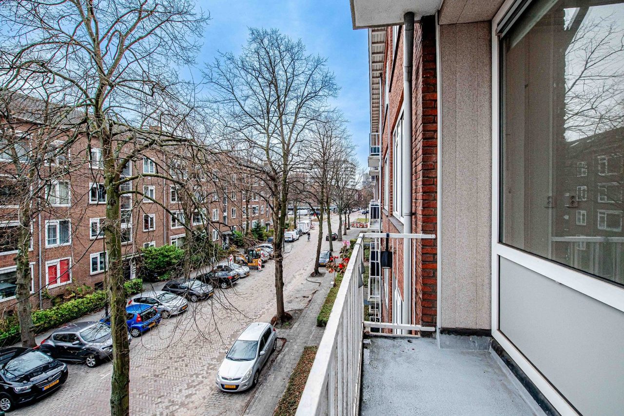 Voor: Een balkon zoals gefotografeerd, en hetzelfde balkon met vollere beplanting en tuinmeubilair