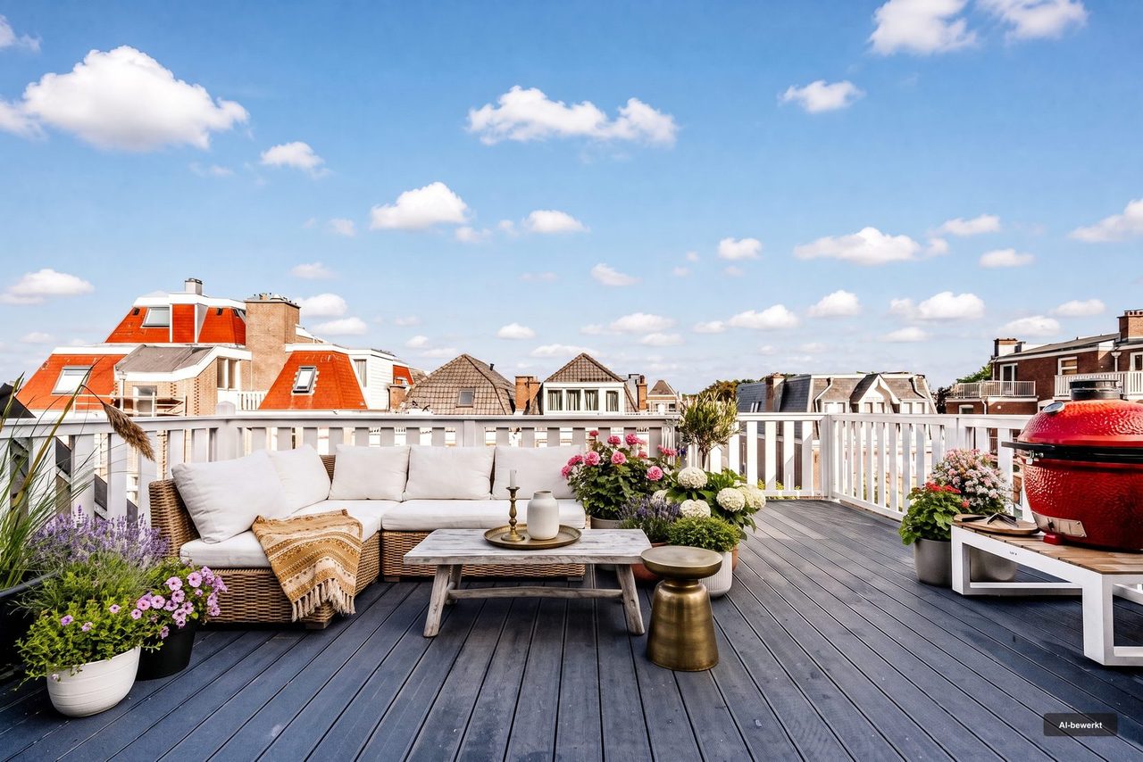 Na: Een terras zoals gefotografeerd, en hetzelfde terras met vollere beplanting en tuinmeubilair
