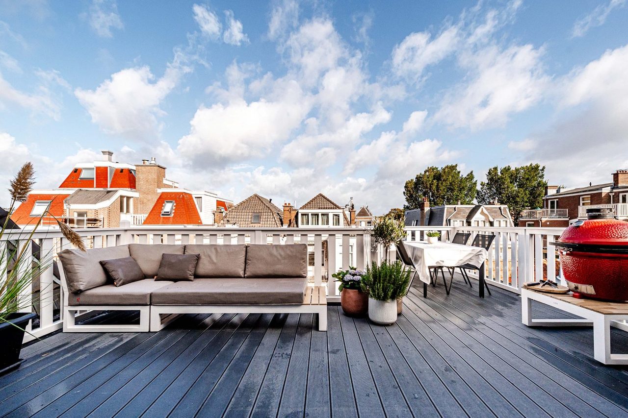 Voor: Een terras zoals gefotografeerd, en hetzelfde terras met vollere beplanting en tuinmeubilair