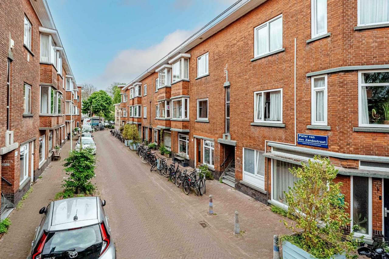 Voor: Een woning of straat buiten bij daglicht, en dezelfde buitenruimte na digitale bewerking in de schemering