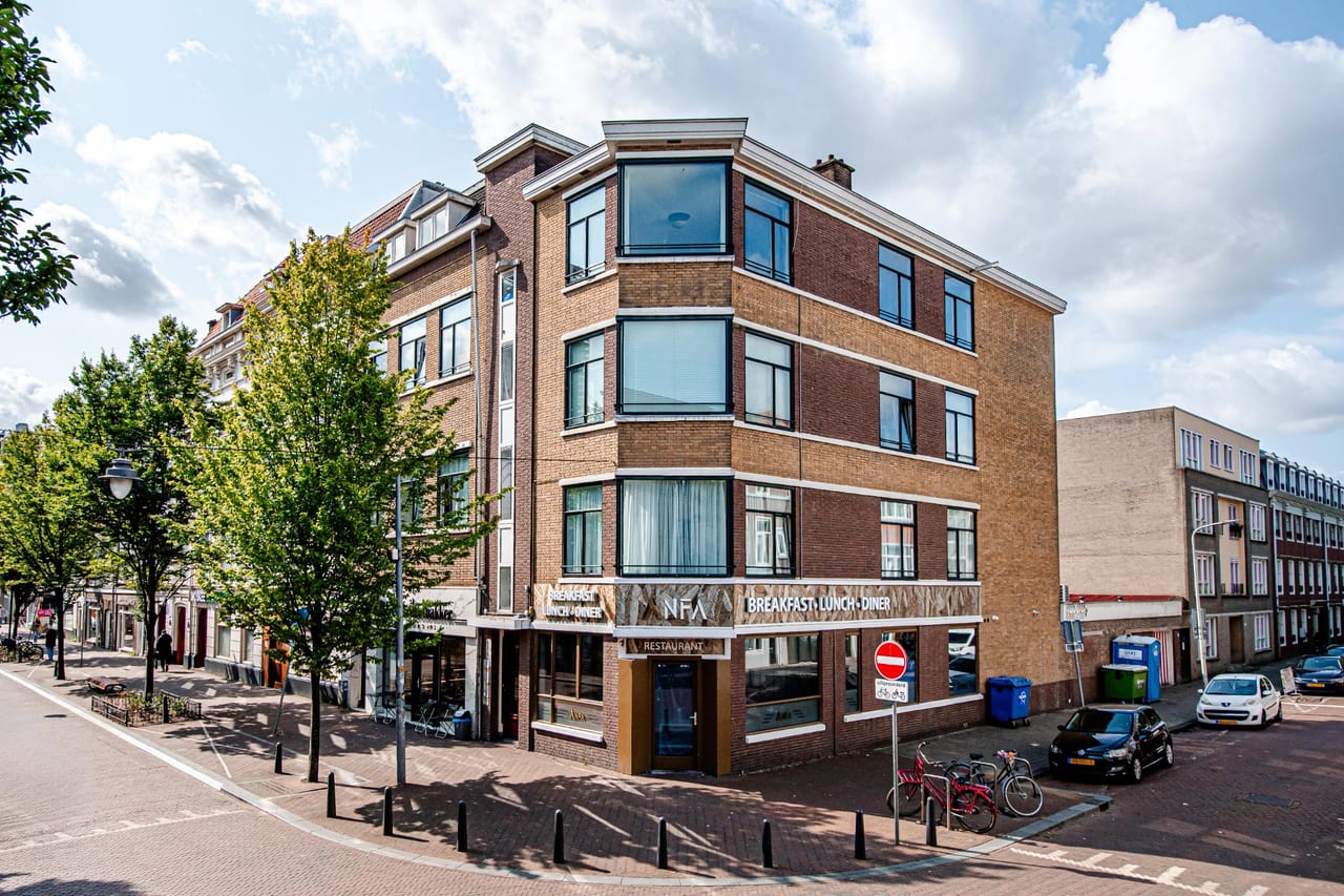 Voor: Een huis of straat buiten, en dezelfde buitenfoto na digitale bewerking in het gouden uur